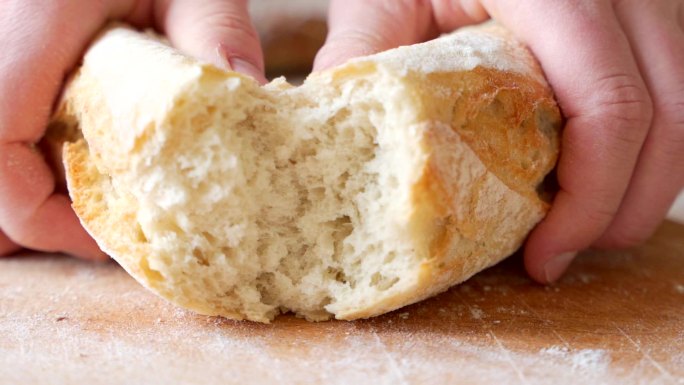 手撕开刚烤好的面包的慢动作