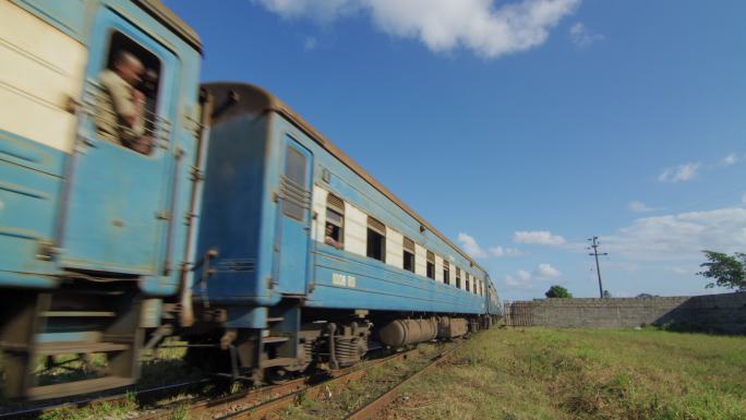 非洲坦赞铁路上行驶的火车