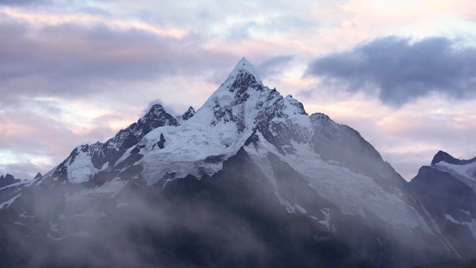 清晨云雾缭绕的雪山