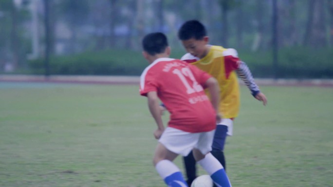 青少年足球赛 足球训练 踢足球 玩足球