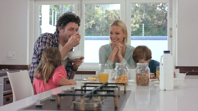 在吃早餐的一家人宣传片广告视频素材日常生