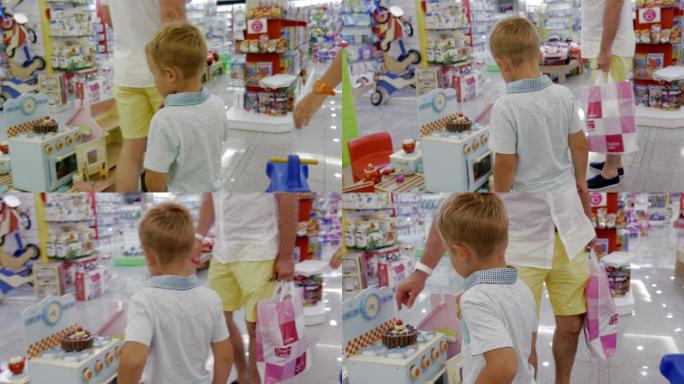 超市里的玩具吸引着孩子