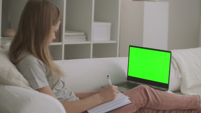 女学生在家学习抠像合成绿屏笔记本合成替换