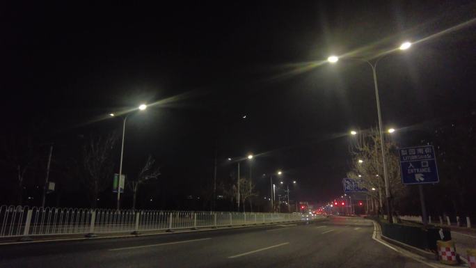 城市晚上街道漆黑的夜晚汽车驶过