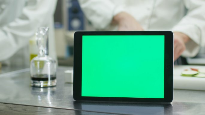 商业厨房的绿屏平板电脑
