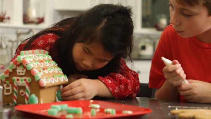 圣诞节装饰姜饼屋外国小孩做手工