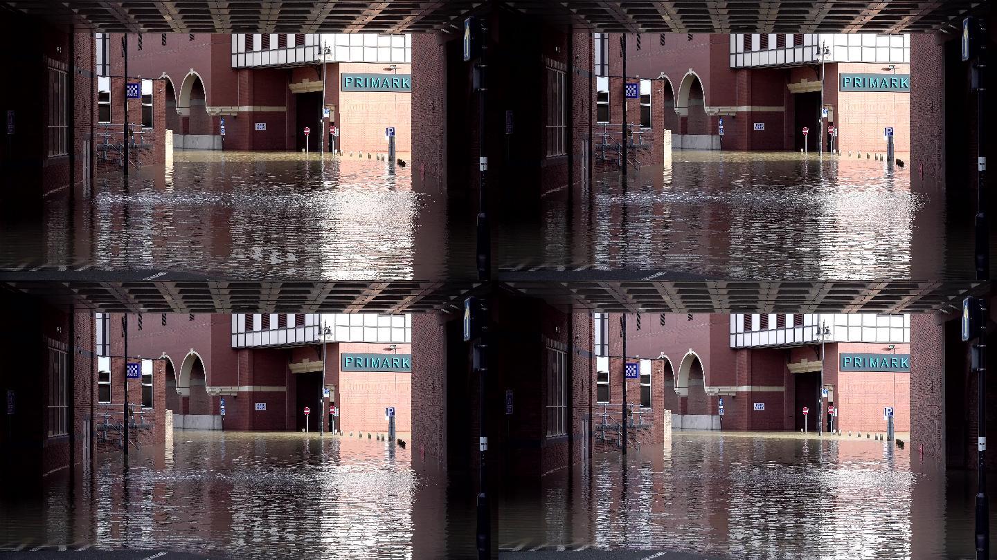 冬季风暴过后，城市街道被洪水淹没