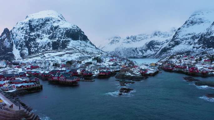 渔村，冬天的海和山。
