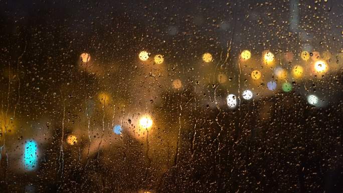 夜雨窗下的城市地在车窗上玻璃窗外下雨窗外