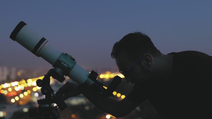 天文学家用望远镜观察星星和月亮。