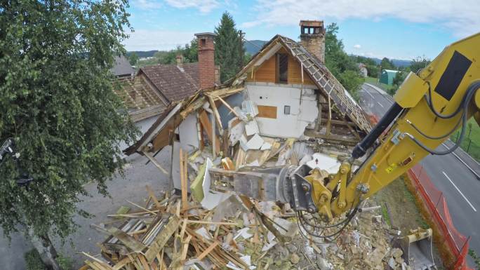 大型液压挖掘机拆除旧房子的延时视频