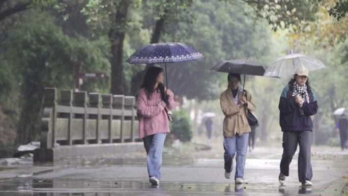 公园下雨行人散步文艺人文素材