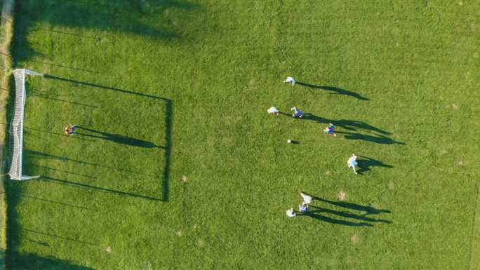 足球比赛鸟瞰图鸟瞰俯视足球场踢足球