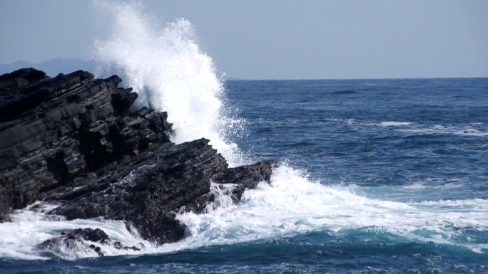巨浪冲击着乔加岛的岩石