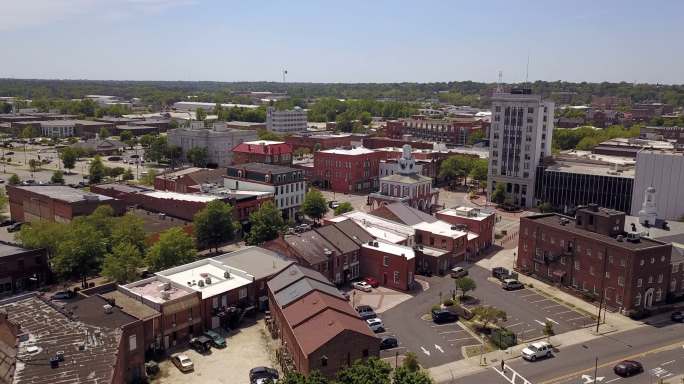 南卡罗来纳州斯巴达堡主要街道上空的鸟瞰图