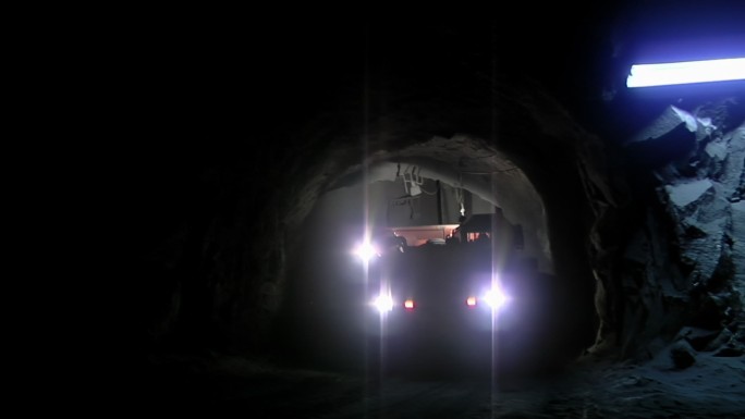 煤矿的采矿卡车。隧道墙壁建筑特征黑暗