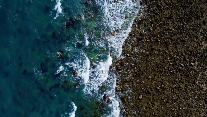 海浪冲击沙滩