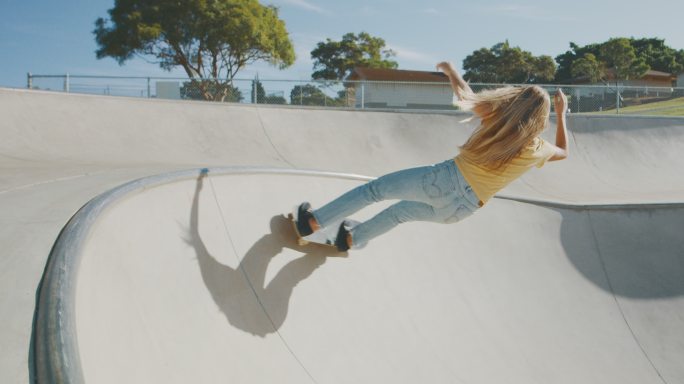 滑板女孩在滑板公园