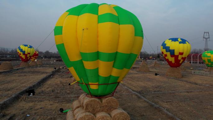 航拍太原稻田公园热气球旋转上升