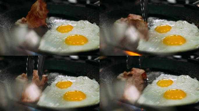 在平底锅里用培根做美味的煎蛋。