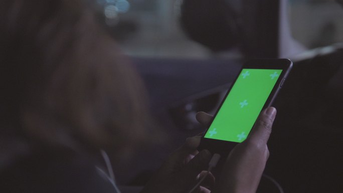绿色屏幕，色度键使用智能手机的人