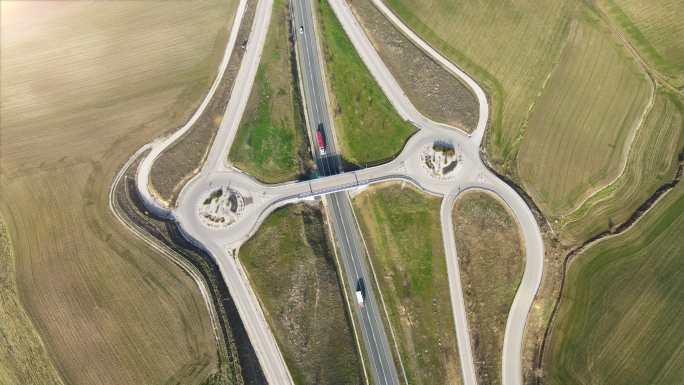 乡村道路交叉路口上空的无人驾驶飞机视图