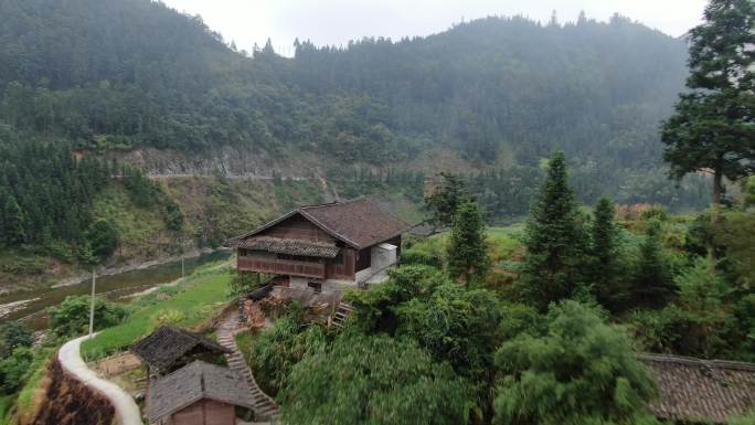 大山里的原生态村寨