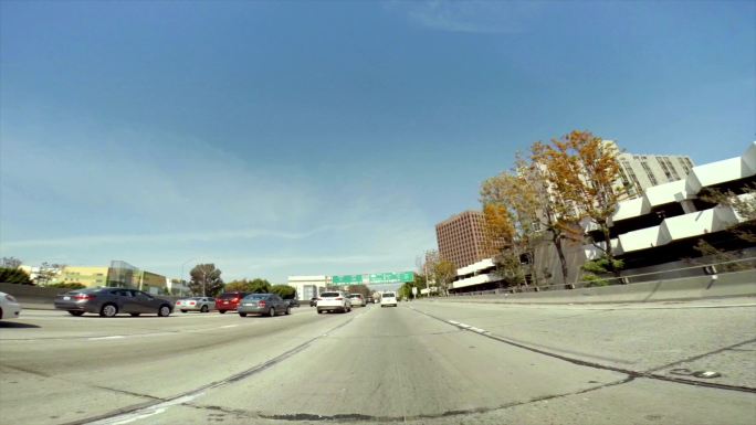 在洛杉矶高速公路上驾驶汽车