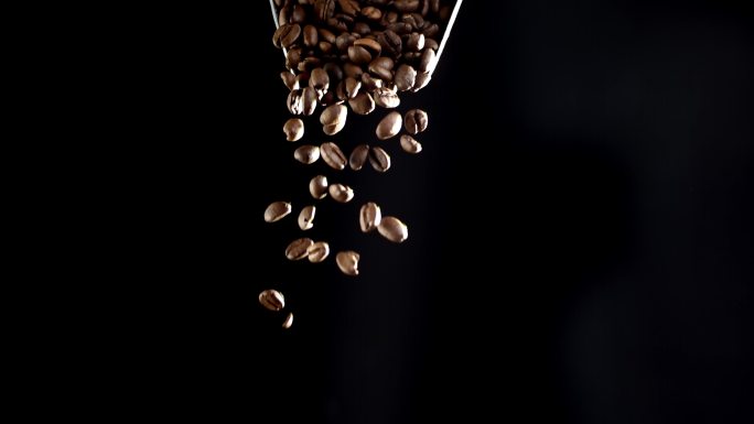 烘焙新鲜咖啡豆慢动作升格镜头掉落