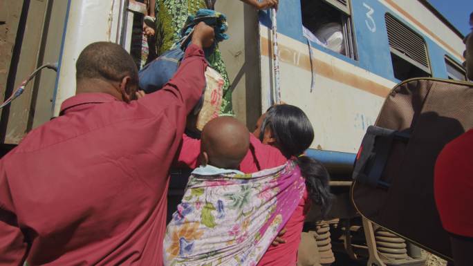 非洲在中途上火车的人群 爬火车