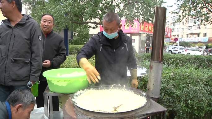 重阳节社区煮切糕给老人吃尊老