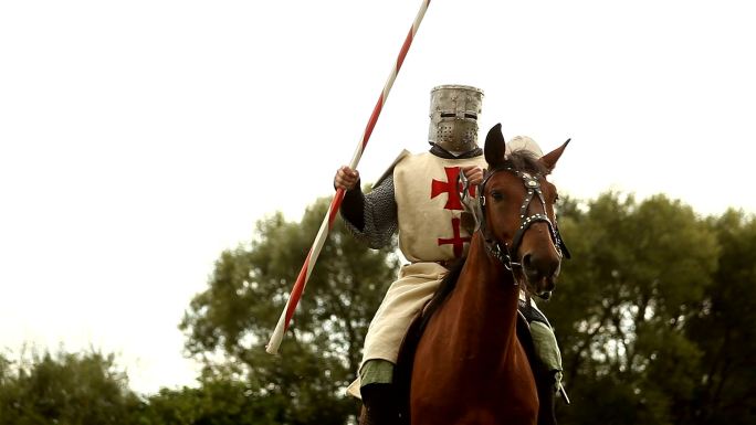 中世纪骑马的骑士。