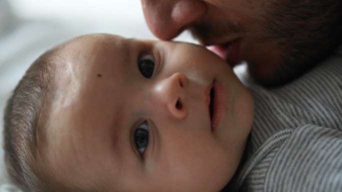 爸爸亲吻婴儿脸颊的特写镜头