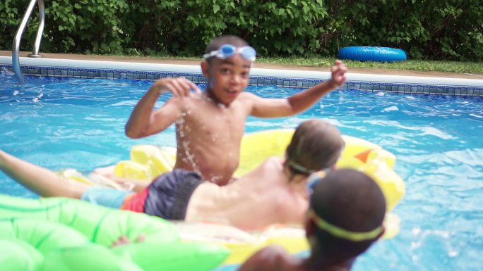 游泳池嬉戏的儿童儿童游泳游泳池玩耍夏季游