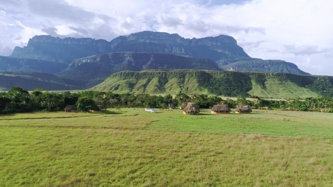 土著村庄的鸟瞰图风景秀丽南美洲高山草原