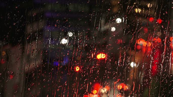 夜晚雨滴落在窗户上