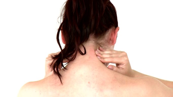 一名颈部疼痛妇女的后视图