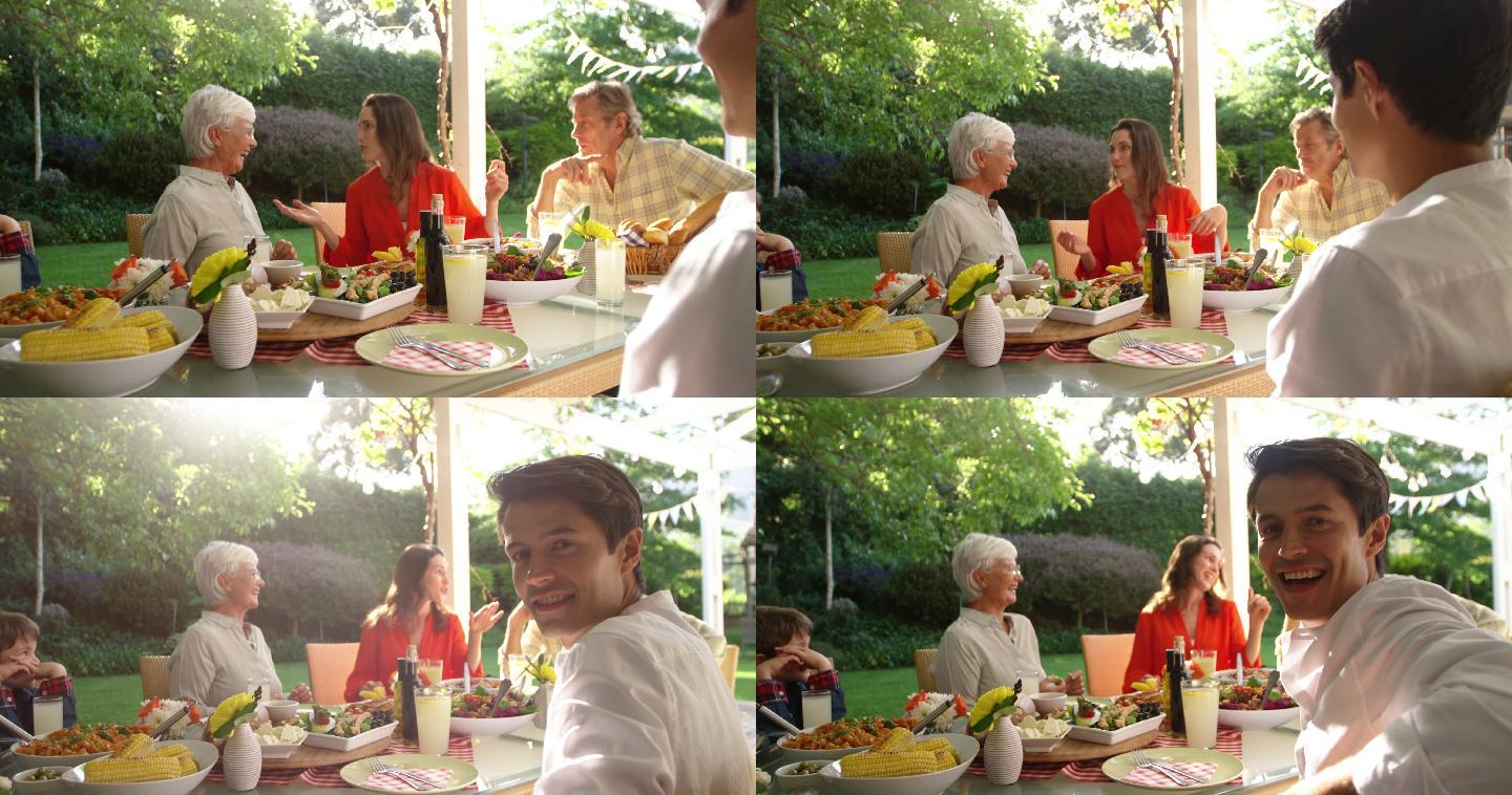在聚餐的一家人吃饭聚会家庭家人视频素材