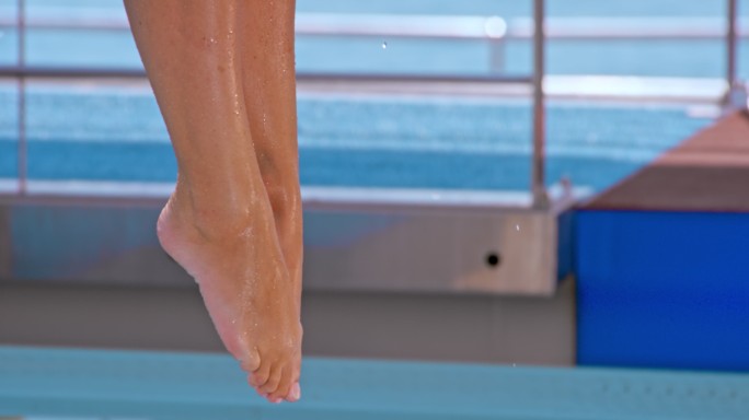 一名女运动员从跳板上跳下时的慢动作