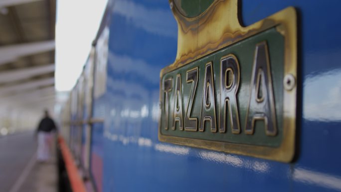 非洲火车车头上的坦赞铁路标识
