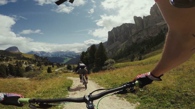山地自行车视角第一视角冒险精神