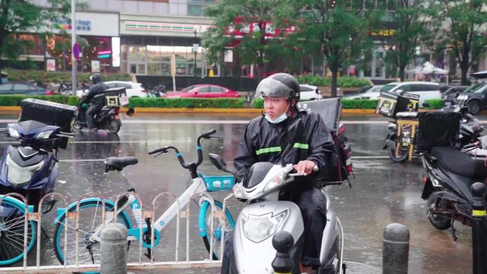 雨天送餐的外卖小哥