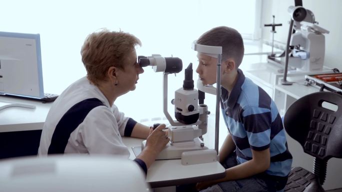 眼科医生用特殊光学设备检查儿童视力