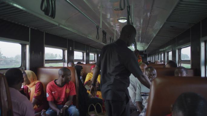 非洲坦桑尼亚火车上的乘客