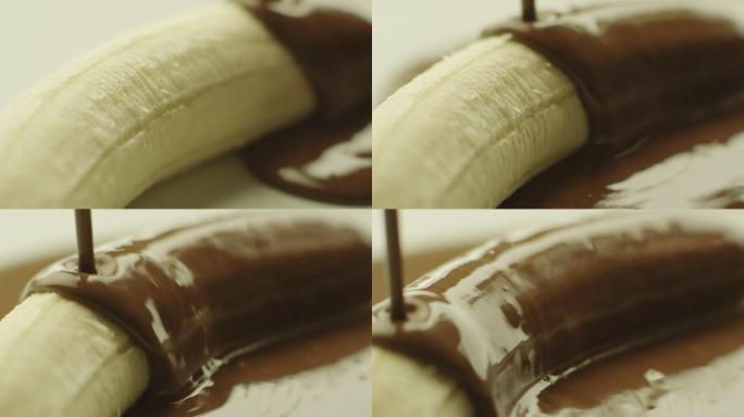 将液体巧克力浇在香蕉上