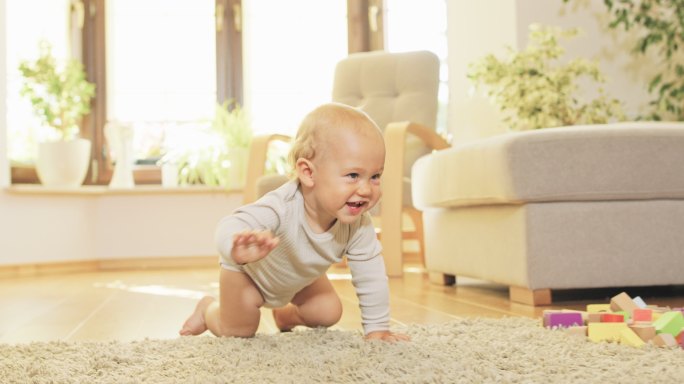 可爱的婴儿发育阶段肌肉训练空间感知