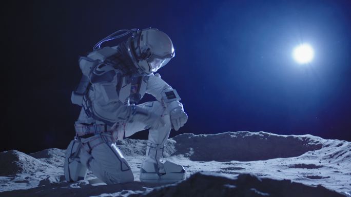 宇航员跪在月球上