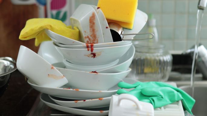在厨房洗脏盘子后厨洗碗机餐具