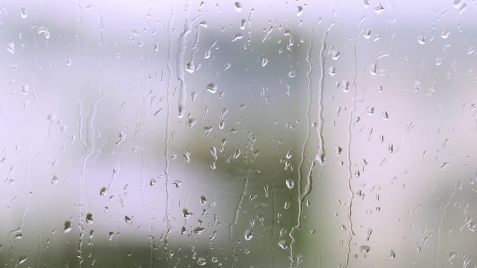 雨滴在窗户玻璃上雨水滴落雨夜湿润冷空气景