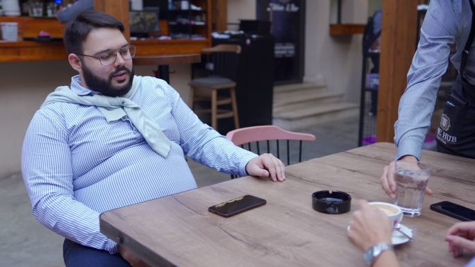 在交流的两个人肥胖胖子约会聊天说话对话老